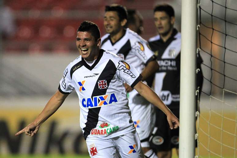 <p>Diego Renan fez o primeiro gol da partida após receber grande lançamento de Douglas e Thalles selou a vitória do Vasco por 2 a 0 sobre a Ponte Preta em Campinas, nesta quarta-feira</p>
