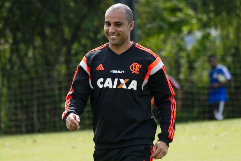 <p>Deivid participa de treino do Flamengo; assistente em clube, mas ainda registrado em outro</p>