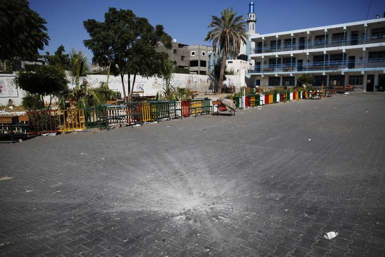  Uma cratera de um ataque israelense é visto no pátio da escola da ONU em Beit Hanoun, no norte da Faixa de Gaza, quinta-feira 24 julho, 