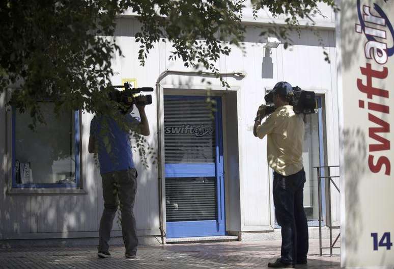 <p>Cinegrafistas aguardaram novidades do lado de fora da sede da companhia aérea espanhola Swiftair, nos arredores de Madri, nesta manhã. 24/07/2014.</p>