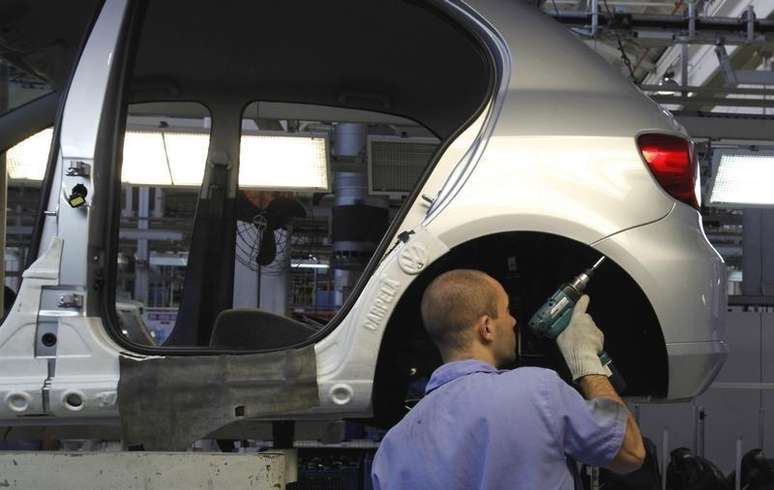 <p>Operário trabalha em linha de montagem de uma planta da Volkswagen em São Bernardo do Campo</p>