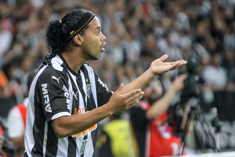 Ronaldinho orienta companheiros em vitória do Atlético-MG na Recopa