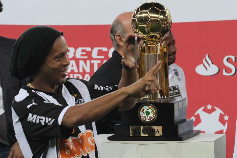 Ronaldinho beija a taça da Recopa Sul-Americana