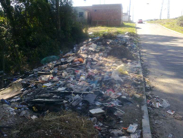 Lixo se acumula em terreno na rua Evelázio Augusto Bley, em Curitiba