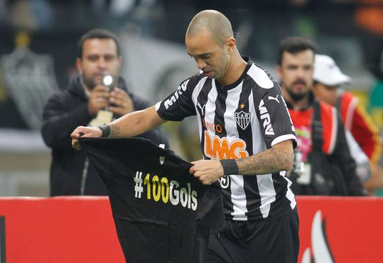 Diego Tardelli abriu o placar para o Atlético-MG e fez seu centésimo gol pelo clube