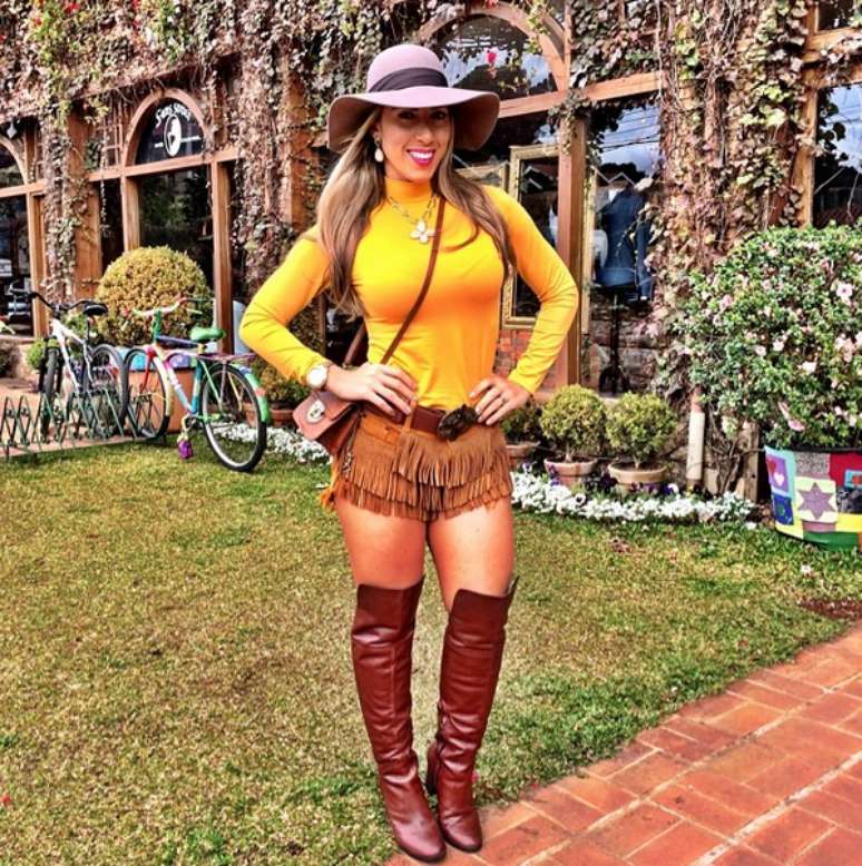 <p>Tati Minerato está em Campos de Jordão e escolheu blusas de mangas longas e gola alta, short curto de franjas e botas over the knee para o look do dia. A modelo recebeu elogios, mas alguns seguidores estranharam as pernas de fora em pleno inverno</p>