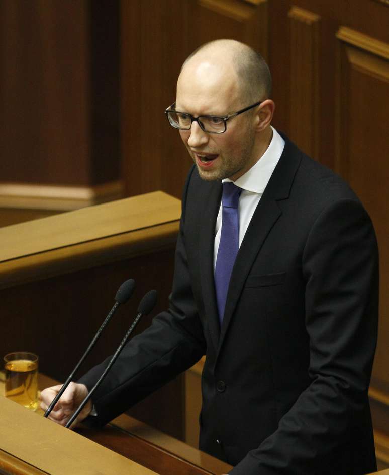 <p>&quot;Eu anuncio a minha ren&uacute;ncia, dada a dissolu&ccedil;&atilde;o da coaliz&atilde;o parlamentar, o que bloqueia as iniciativas governamentais&quot;, declarou Yatseniuk</p>