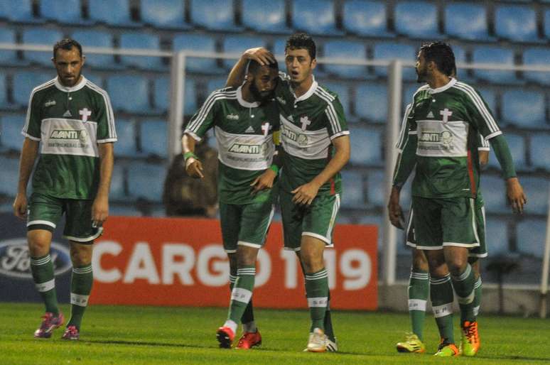 Wesley e Felipe Menezes festejam gol alviverde