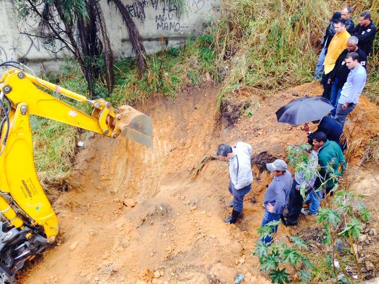 <p>Polícia fez buscas ao corpo de Eliza Samudio em um terreno na região metropolitana de Belo Horizonte (MG) na manhã desta sexta-feira</p>