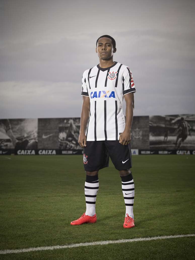 O Corinthians exibiu nesta sexta-feira seus novos uniformes para a temporada 2014. A principal novidade é a volta da camisa branca com grossas listras pretas, semelhante ao uniforme que o time utilizou no decorrer da década de 70