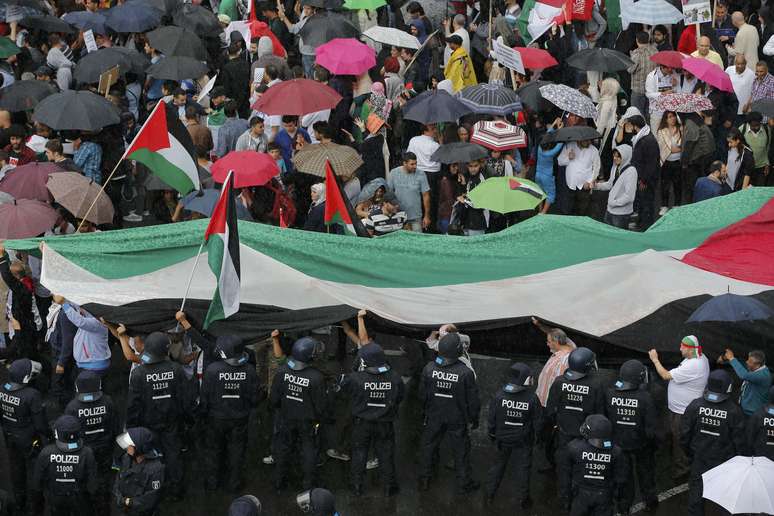 <p>Milhares se juntam a manifesta&ccedil;&otilde;es pr&oacute;-Palestina em diversos pa&iacute;ses</p>