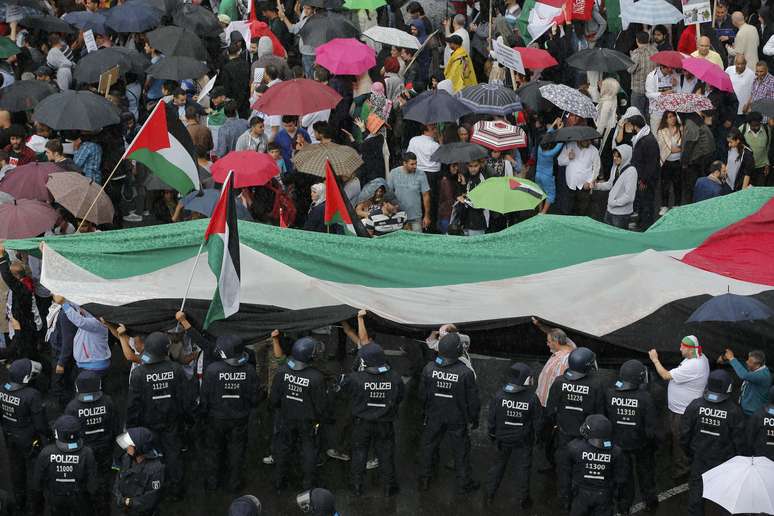 <p>Manifestação mais numerosa foi a de Berlim, na qual cerca de 1,2 mil pessoas percorreram o oeste da capital </p>