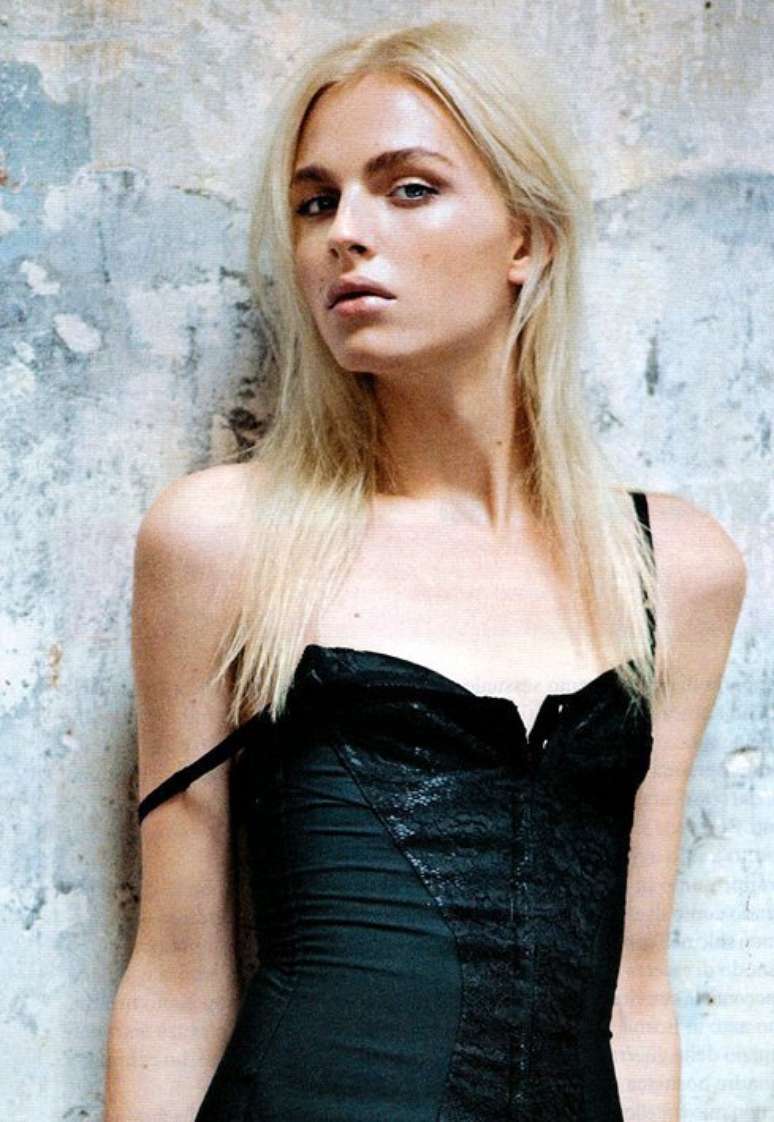 <p>O modelo andrógino sérvio-australiano Andrej Pejic, de 22 anos, desfilava coleções femininas e masculinas, mas passou por uma cirurgia de readequação sexual (retirada dos órgãos genitais masculinos), mudou o nome para Andreja e só subirá na passarela com looks para mulheres</p>