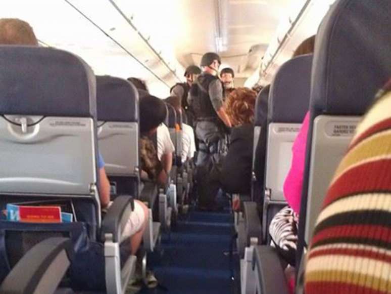 <p>Policiais fortemente armados entraram no avião depois que ele voltou para Toronto no meio da manhã, gritando "cabeças para baixo, mãos para cima!"</p>