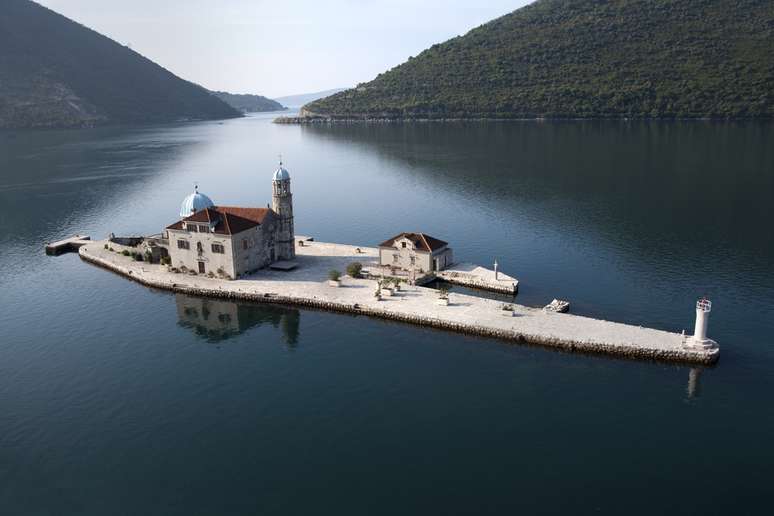 <p>Igrejas, construções medievais e belas paisagens são atrações em Kotor</p>