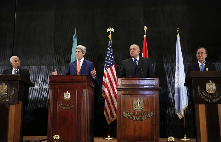 <p>Secret&aacute;rio de Estado norte-americano, John Kerry, fala ao lado de l&iacute;deres eg&iacute;pcio e &aacute;rabes, al&eacute;m do secret&aacute;rio-geral Ban Ki-moon, em uma confer&ecirc;ncia em um hotel no Cairo</p>