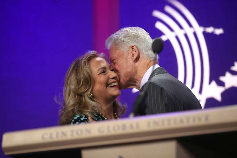 <p>O ex-presidente dos EUA Bill Clinton beija sua esposa, a então secretária de Estado, Hillary Clinton, durante a reunião anual da Clinton Global Initiative, em 24 de setembro de 2012</p><p> </p>