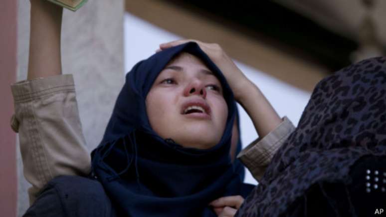 <p>Mulher palestina chora durante funeral em Gaza</p>