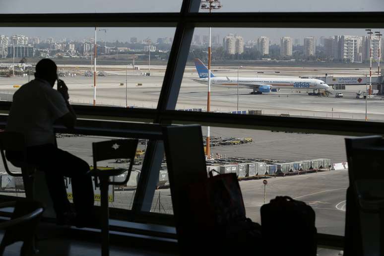 Três disparos com foguetes foram realizados no aeroporto da cidade nesta sexta-feira