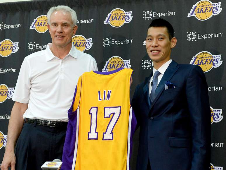 Jeremy Lin vai vestir a camisa 17 no Los Angeles Lakers