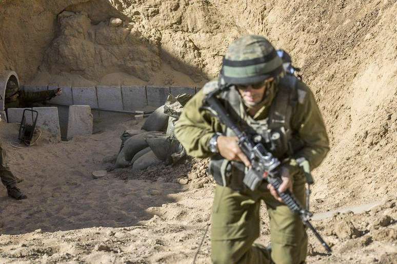 Soldado israelense caminha em túnel que seria usado por militantes palestinos durante apresentação a jornalistas