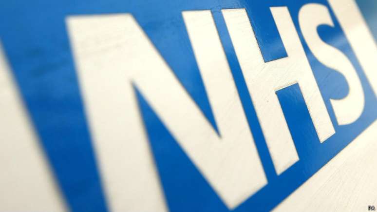 Homem diz ter passado pelo procedimento no sistema de saúde pública do Reino Unido, o NHS