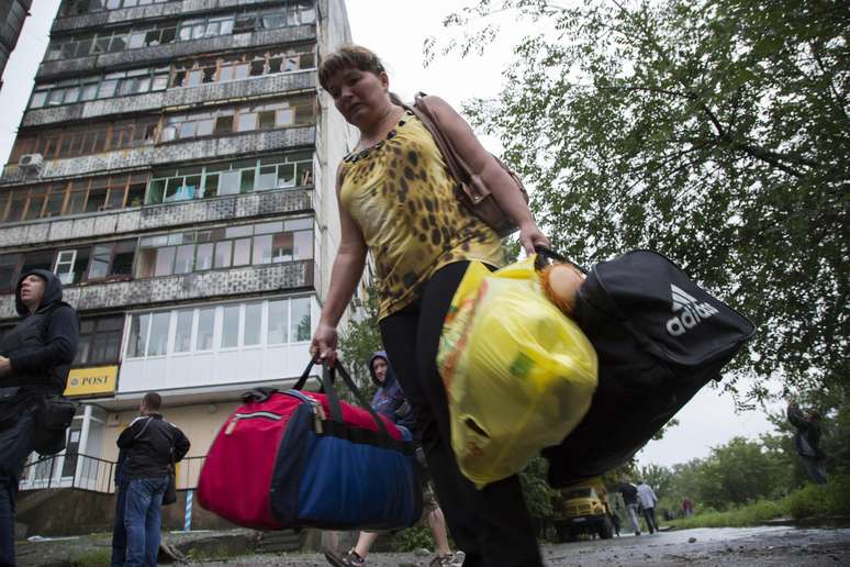 <p>Moradora da cidade de Lugansk deixa abrigo após ataques de insurgentes pro-Rússia, em 8 de julho</p>