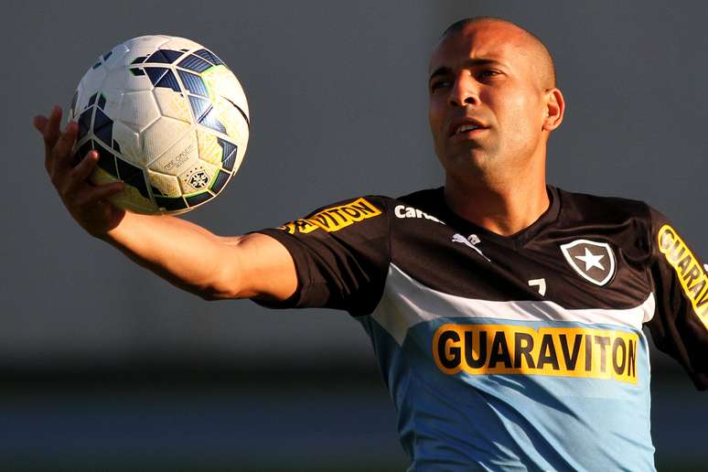 <p>Emerson volta ao time titular do Botafogo</p>