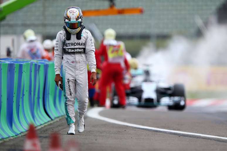 <p>Incêndio em carro da Mercedes ainda no Q1 deixou Hamilton em 21º</p>