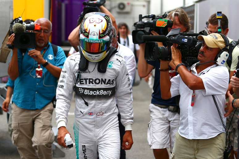 <p>Hamilton deixa carro da Mercedes; piloto em apuros na temporada</p>