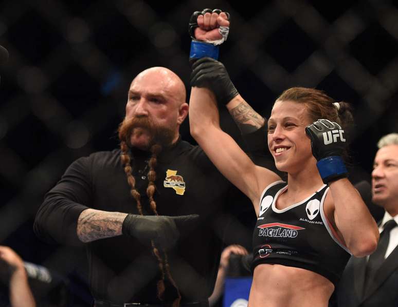 Joanna Jedrzejczyk comemora vitória sobre a brasileira Juliana Lima