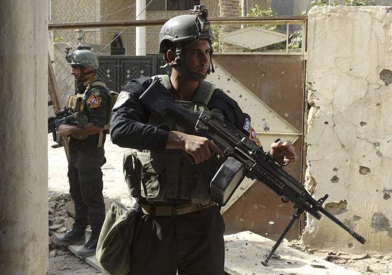 Membros das Forças de Operações Especiais do Iraque procuram militantes do Estado Islâmico,  em Ramadi, no Iraque, na terça-feira. 22/07/2014