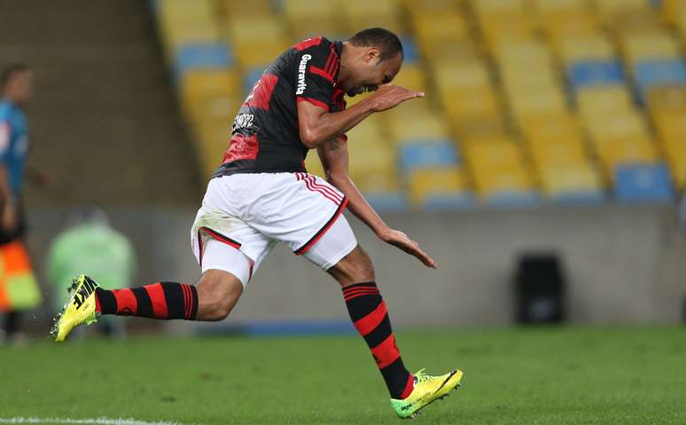 <p>Alecsandro comemora depois de abrir o placar para o Flamengo no Maracanã no clássico com o Botafogo; equipe rubro-negra encerrou jejum de vitórias e deixou a lanterna do Brasileiro</p>