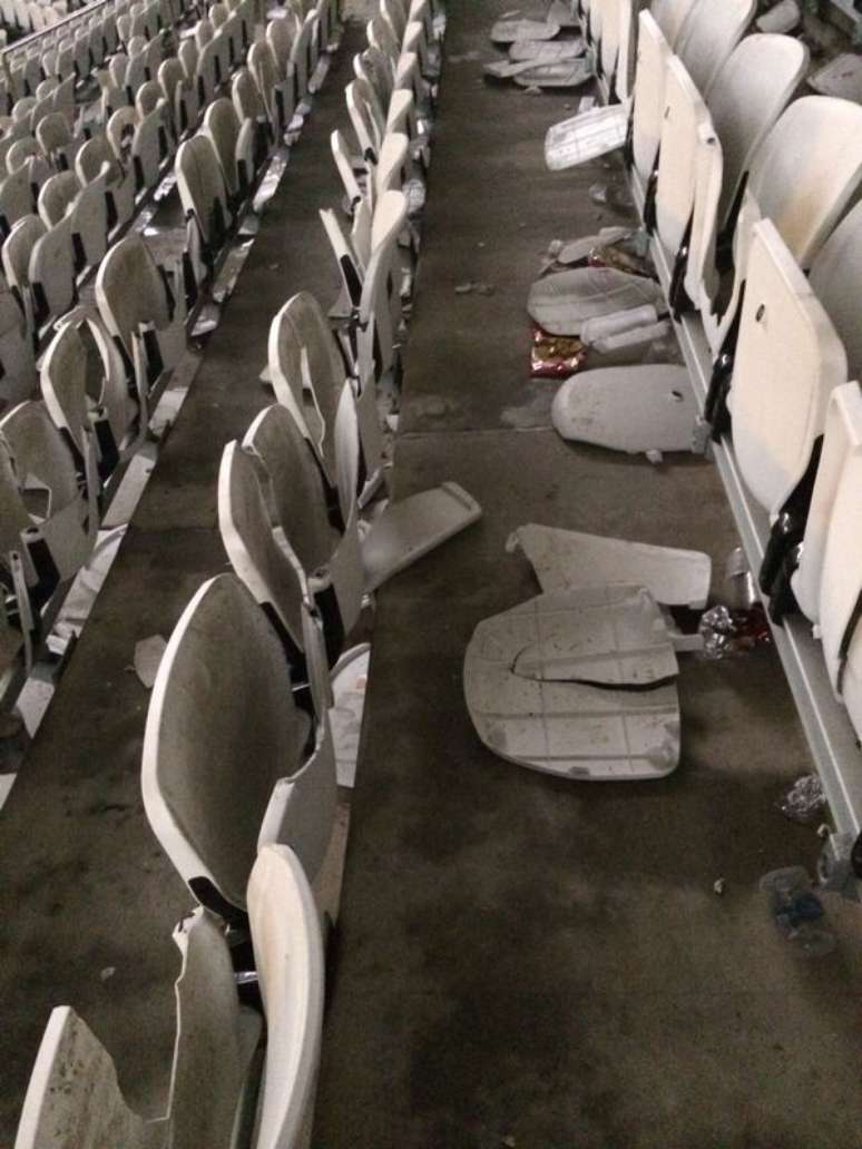 <p>Cadeiras quebradas no setor visitantes deram nota triste do clássico em moderna Arena</p>