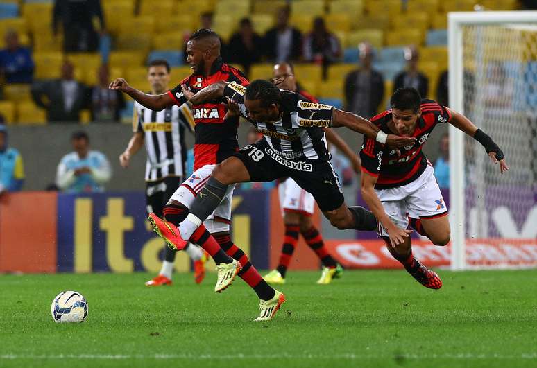 Carlos Alberto lida com a marcação do Flamengo