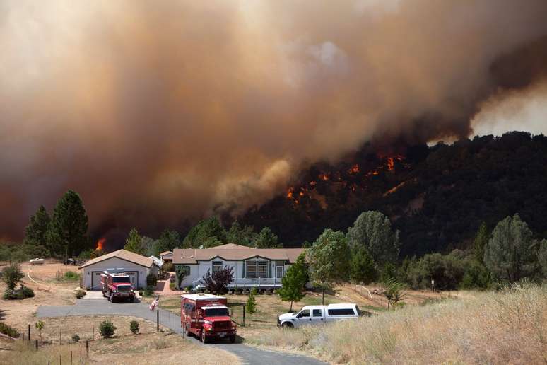 <p>Pelo menos 500 casas tiveram que ser esvaziadas por causa deste incêndio na região norte da Califórnia, neste sábado, devido a este incêndio florestal </p>