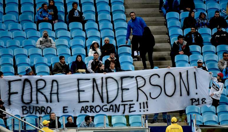 Torcida do Grêmio exibe faixa pedindo a demissão do técnico Enderson Moreira