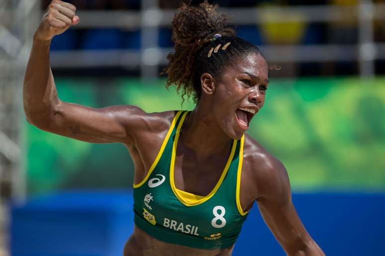 <p>Recife recebe nesta semana o Mundial de Handebol de Areia, tanto feminino quanto masculino. Sele&ccedil;&otilde;es do mundo inteiro disputam no Pernambuco o t&iacute;tulo da principal competi&ccedil;&atilde;o do esporte, disputado em partidas com formato de dois &quot;sets&quot; de 10 minutos, em equipes com&nbsp;quatro jogadores titulares. O evento proporciona belas imagens dos atletas. Veja:</p>