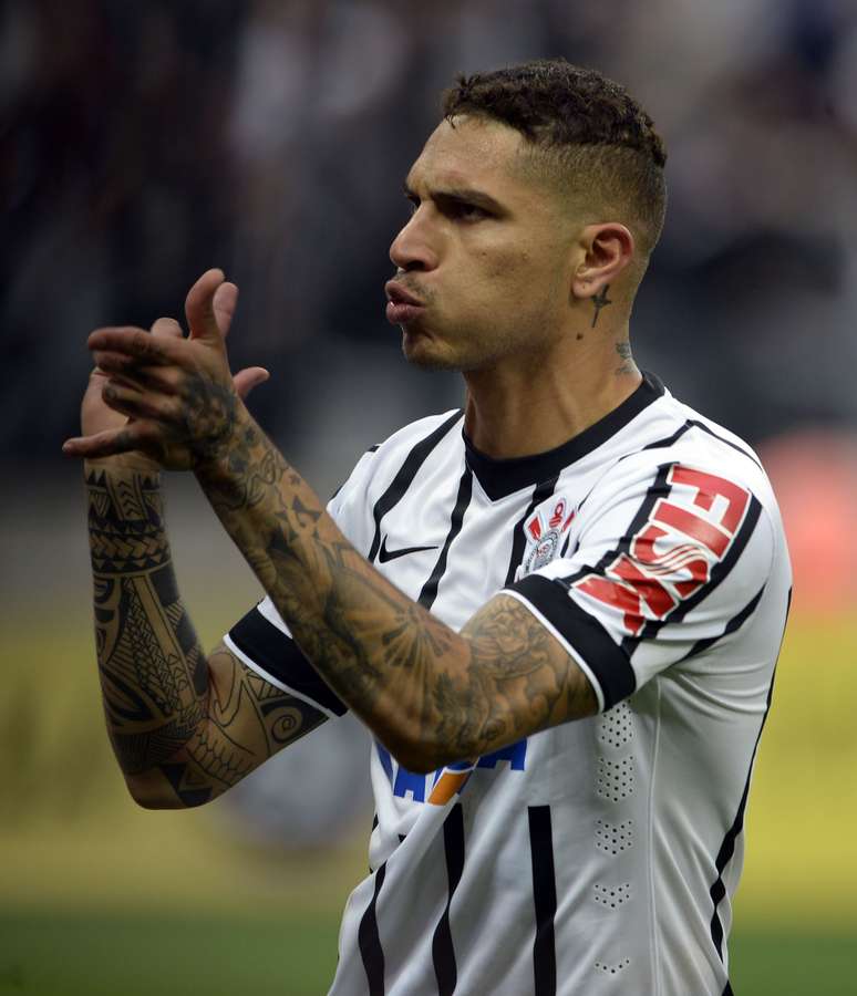 Guerrero abre o placar e comemora o gol na Arena Corinthians