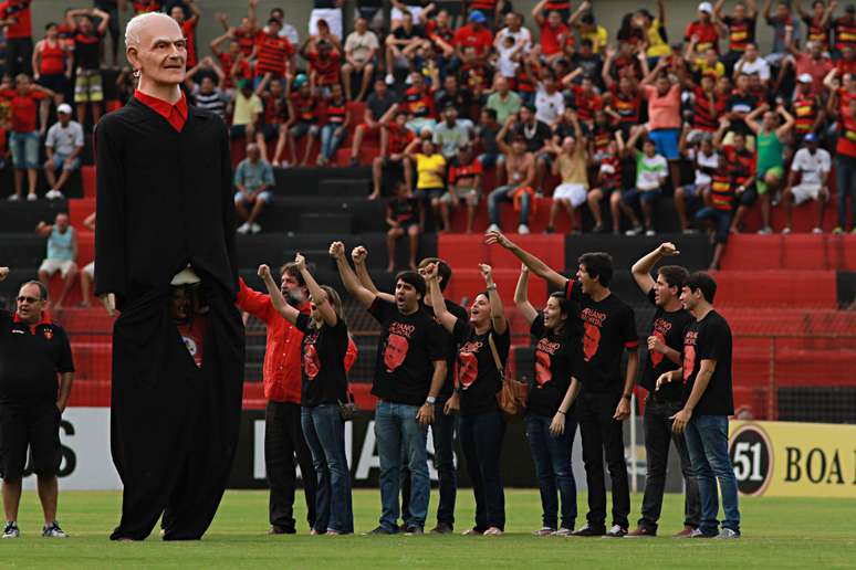 Ariano Suassuna foi homenageado antes da bola rolar na Ilha do Retiro