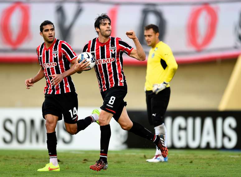 Kaká anotou o único gol do São Paulo no jogo