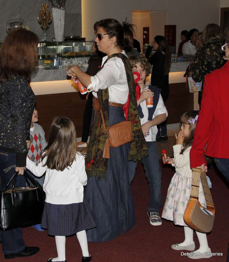 Neste sábado (26), a atriz Giovanna Antonelli levou as filhas Antônia e Sofia, e o filho mais velho, Pietro, para assistir ao espetáculo 'A Bela e A Fera', no Teatro Bradesco, no Rio de Janeiro
