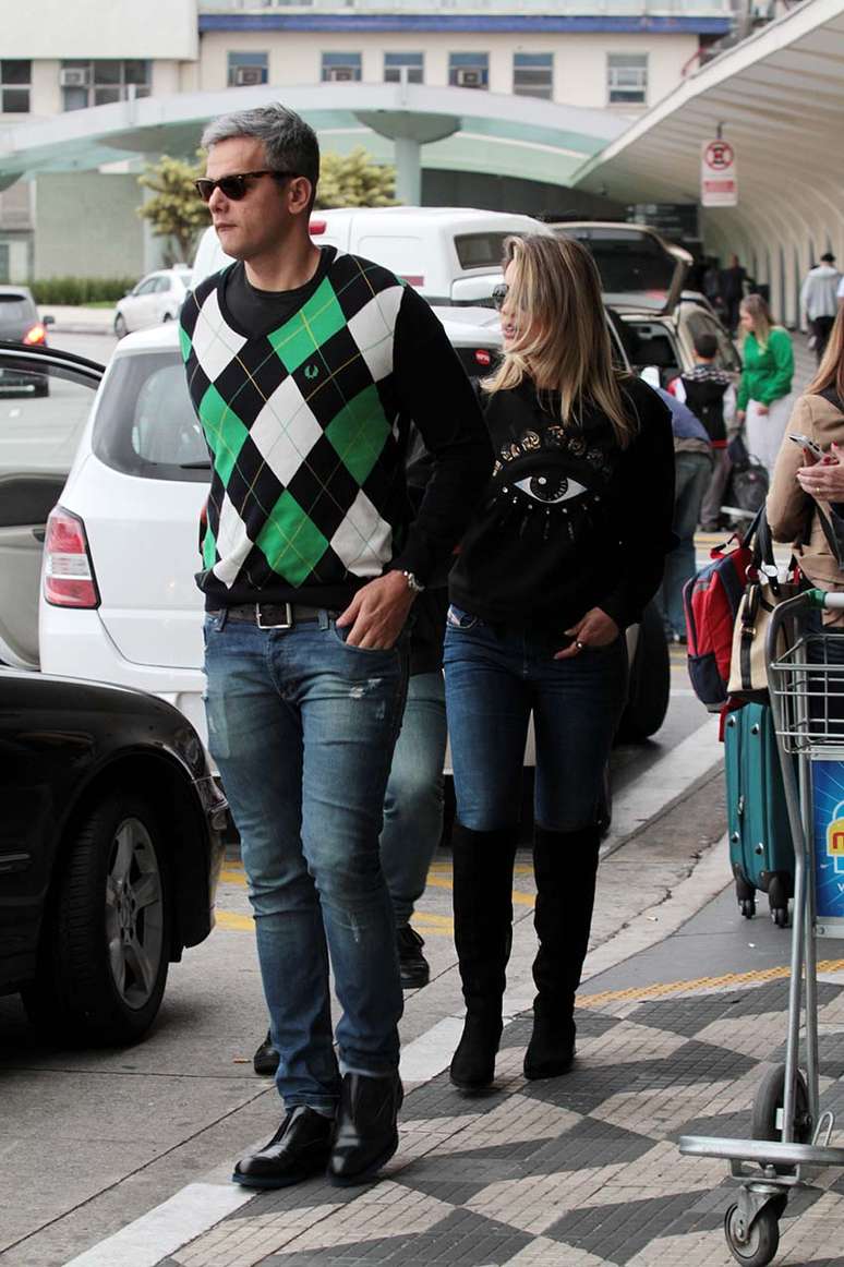 Depois de participar do programa 'Domingão do Faustão' neste domingo (27), o casal de atores Flávia Alessandra e Otaviano Costa desembarcaram no aeroporto de Congonhas, em São Paulo