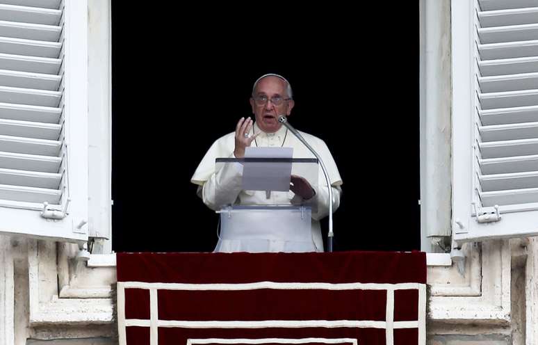 <p>O papa Francisco pediu paz na Ucr&acirc;nia e no Oriente m&eacute;dio, na tradicional missa do &Acirc;ngelus, neste domingo</p>