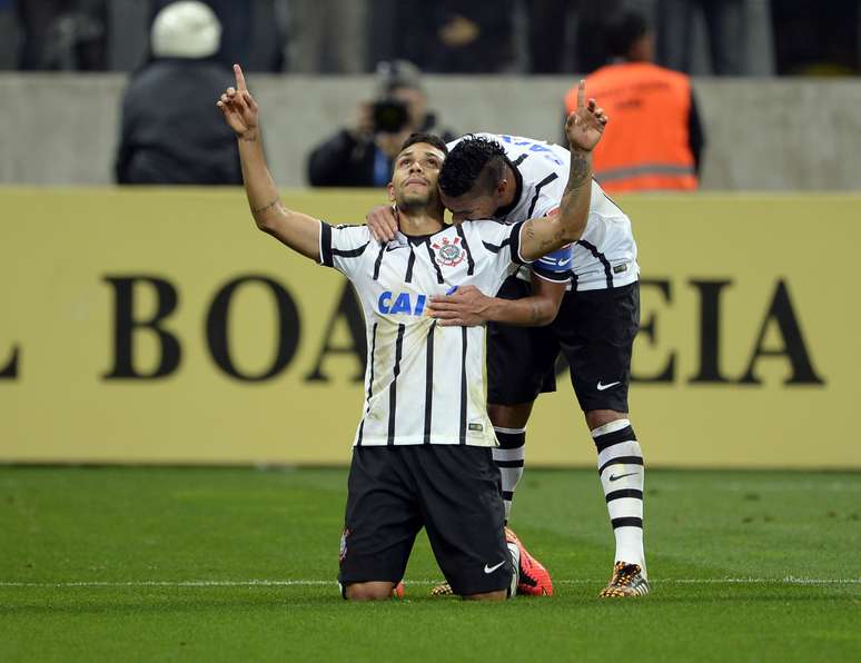 Ralf abraça Petros após o meia fazer o segundo gol do Corinthians