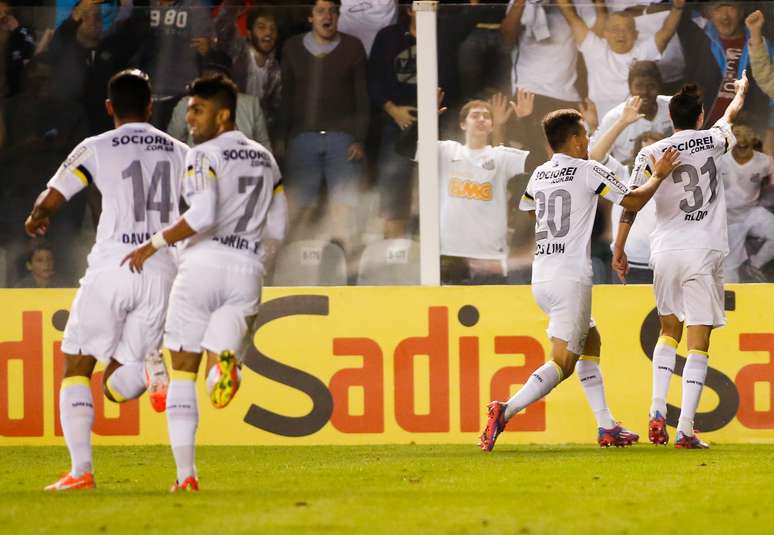 Rildo e Lucas Lima comemoram gol com a torcida do Santos