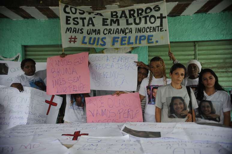 O ato, organizado por Anailza, lembrava os dois anos da morte da filha, Bruna, 11 anos, alvejada por um tiro durante uma operação da Polícia Militar