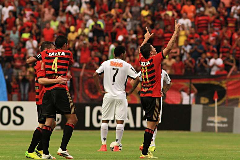 <p>Felipe Azevedo comemora primeiro gol do Sport diante do Atlético Mineiro</p>