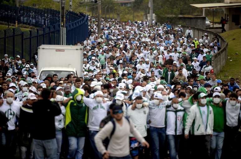 <p>Torcida palmeirense chega escoltada por policiais para a partida contra o Corinthians em 2014, em Itaquera; decisão por torcida única no Allianz Parque causa polêmica </p>