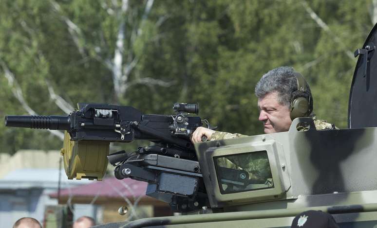 <p>Presidente ucraniano &eacute; visto testando armas, durante uma vista de demonstra&ccedil;&atilde;o de novo armamento na base militar de Kiev</p>